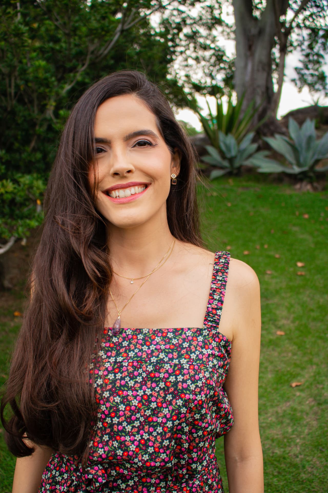 Gabi Ribas sorrindo em um jardim